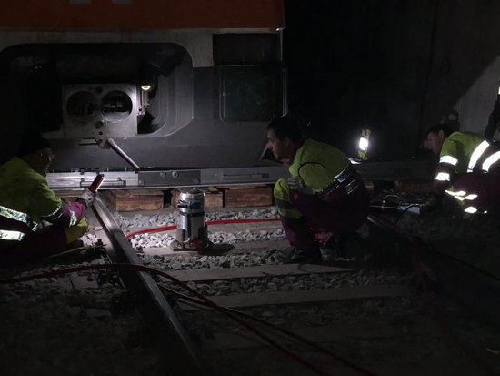 Renfe workers begin works to put the derailed train back on the tracks (Renfe)